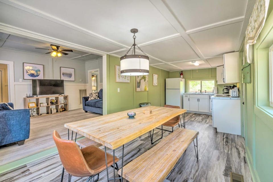 Stunning 2-Building Rental - Walk to Marina! House in Tennessee