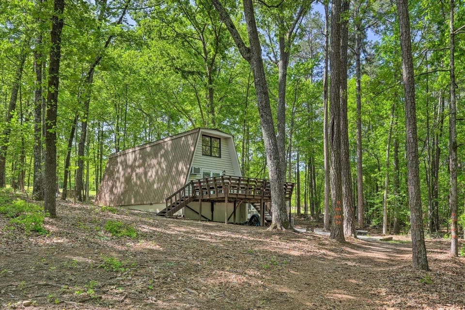 Quaint Tignall Cabin w/ Deck & Private Dock! Cabin in Clarks Hill Lake