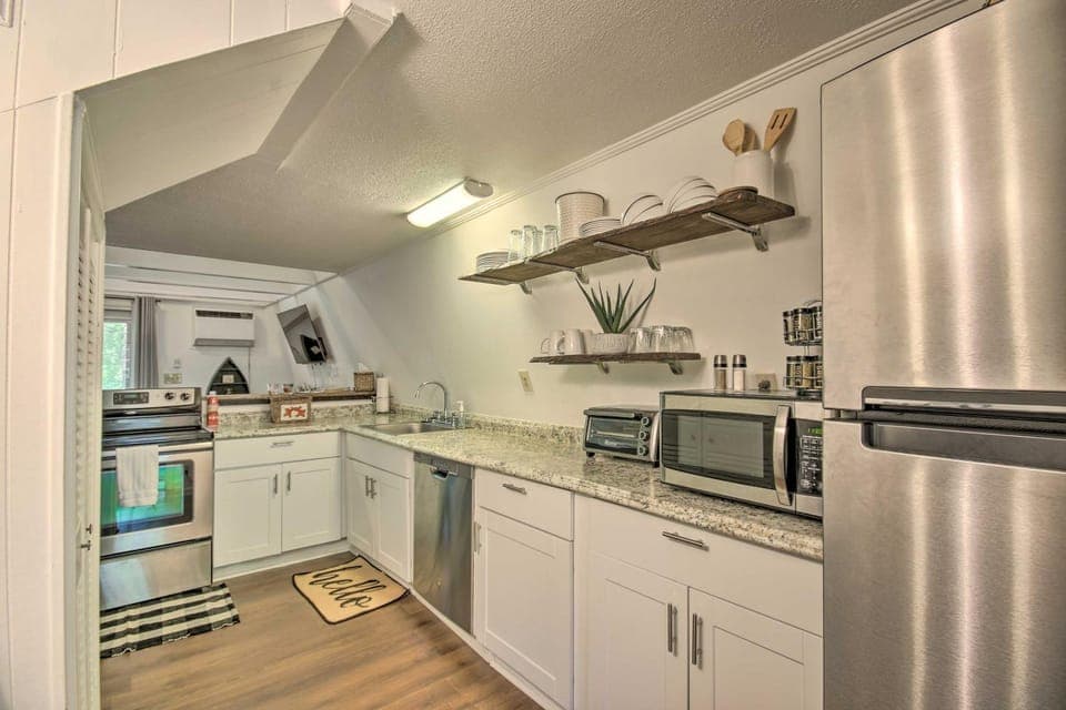 Quaint Tignall Cabin w/ Deck & Private Dock! Cabin in Clarks Hill Lake