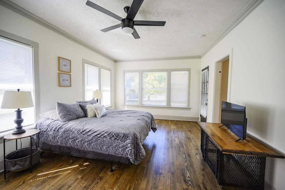 Charming Retreat 5 Min to Tims Ford Lake Sleeps 8 House in Tennessee