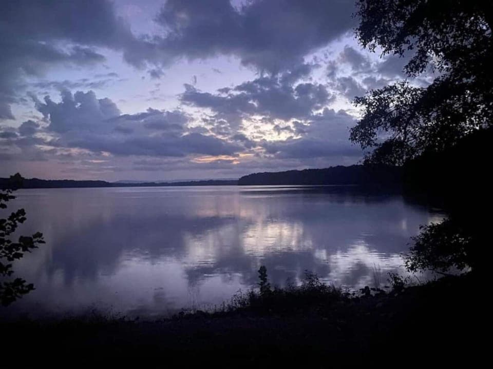 Charming Retreat 5 Min to Tims Ford Lake Sleeps 8 House in Tennessee