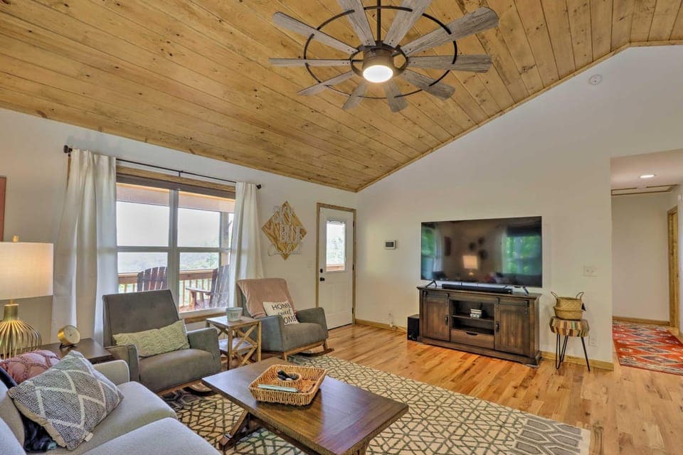 Hot Tub Relaxation & Mtn View: ‘Sky Blue Overlook’ House in Marble