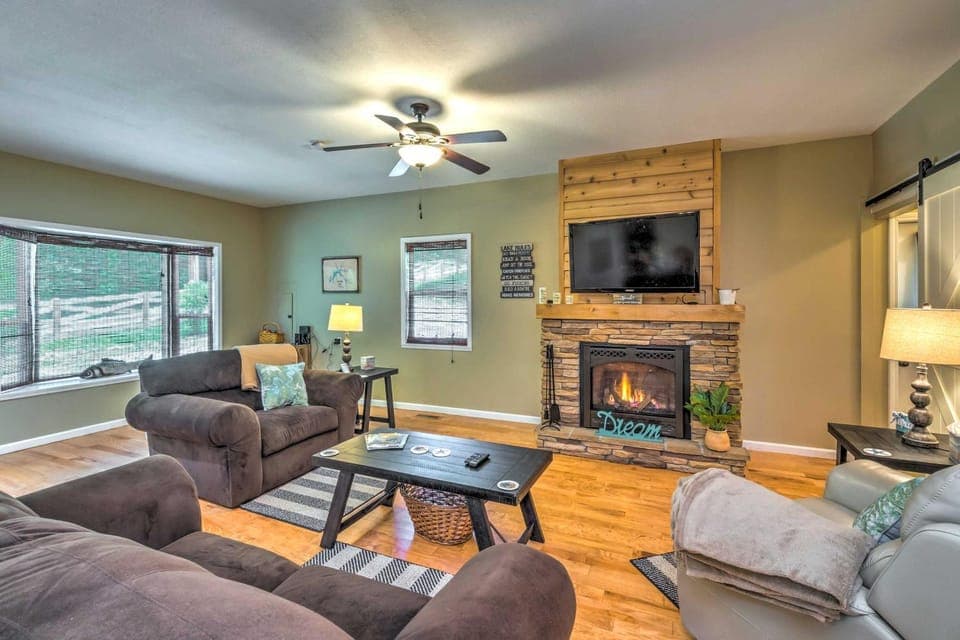 Country Cottage < 3 Mi to Dale Hollow Lake! House in Tennessee