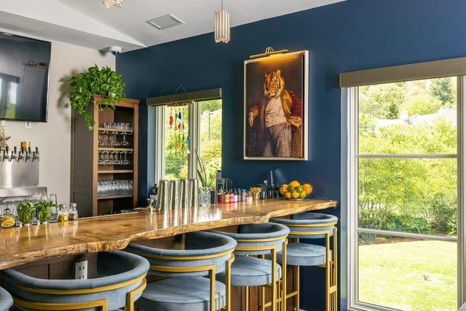 Restaurant/places to eat, Lounge or bar