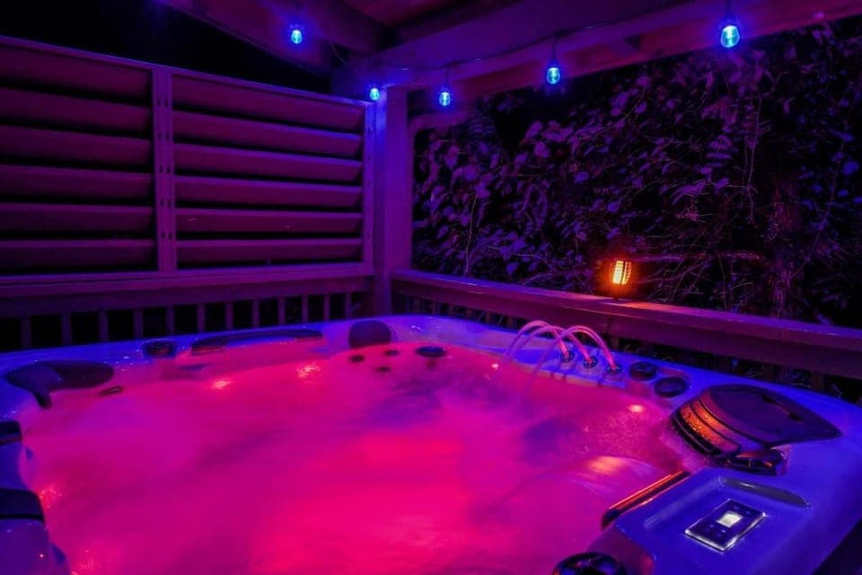 Ryes and Shine Bootlegger's Cabin! Hot Tub* Pool* Arcade* Billiards *EV * Pet Friendly Cabin in Sevierville