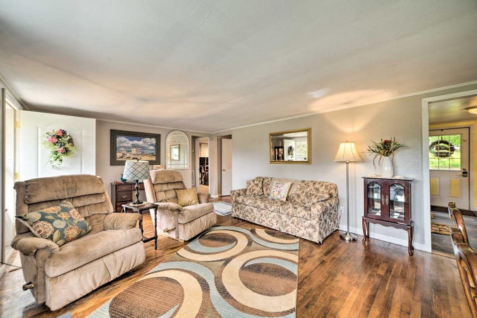 Cheerful Grand Rivers Cottage, 1/2 Mi to Lake House in Grand Rivers