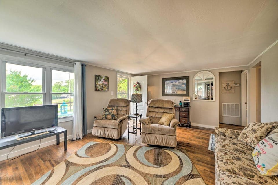 Cheerful Grand Rivers Cottage, 1/2 Mi to Lake House in Grand Rivers