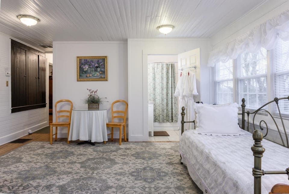 Oakland Cottage Bed and Breakfast Bed and Breakfast in Asheville