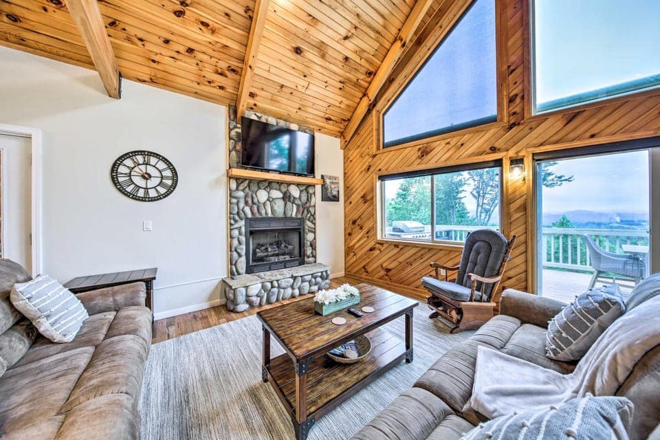 Huge Blairsville Cabin: Game Room + Mtn View! Cabin in Blairsville