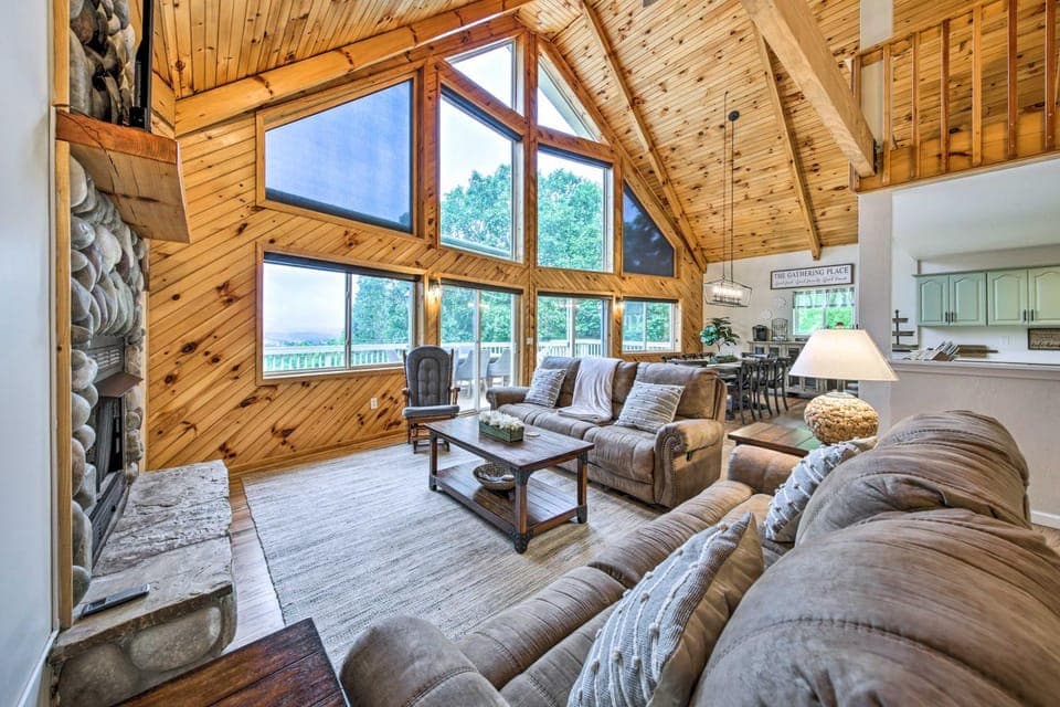Huge Blairsville Cabin: Game Room + Mtn View! Cabin in Blairsville