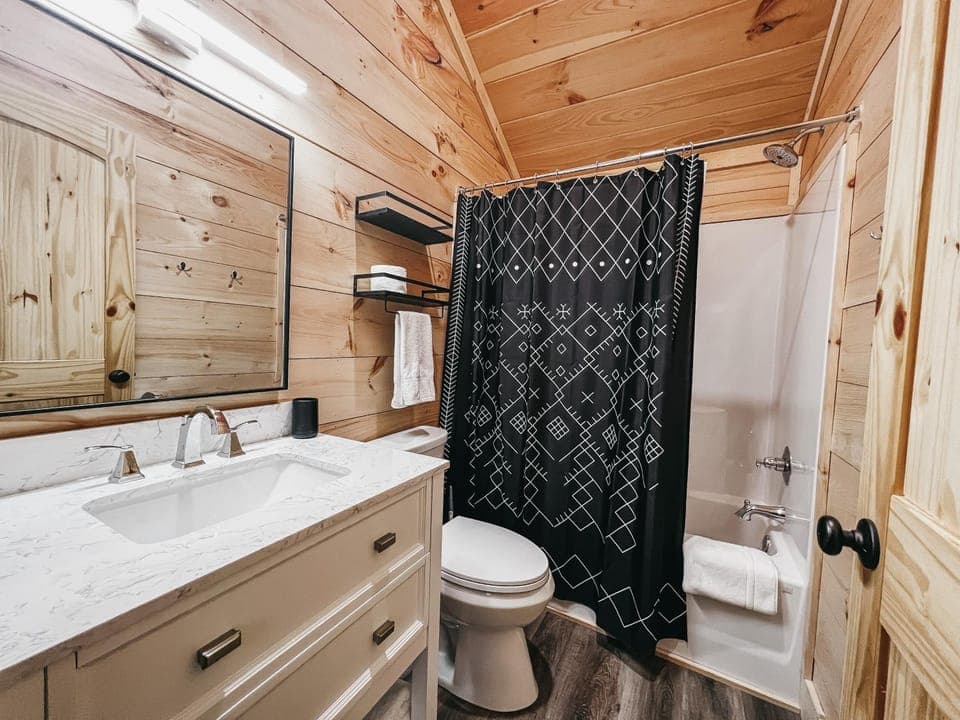 Cabin #1 Studio with Kitchenette Cabin in Lake Hartwell
