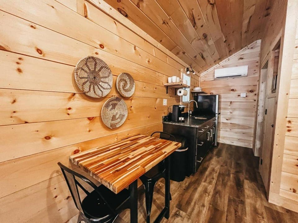Cabin #6 Studio with Kitchenette Cabin in Lake Hartwell