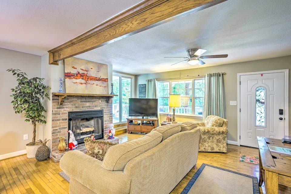 Secluded Chattanooga Getaway w/ Deck + Yard! House in Chattanooga