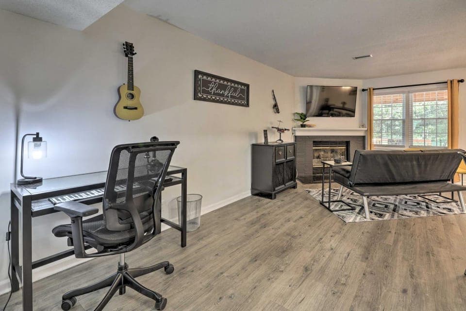 Modern Nashville Townhome: Large Yard & Deck! House in La Vergne