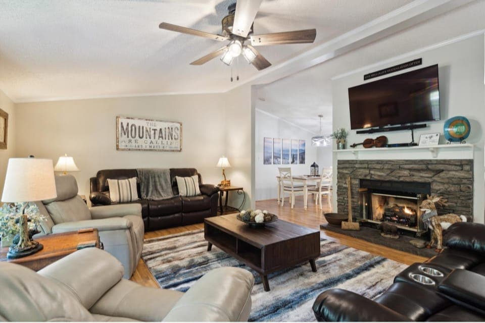 Twin Ponds Retreat-Pond Hot Tub Fire Pit Game Room Pet Friendly House in Swain County
