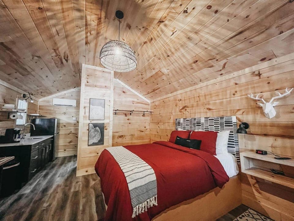 Cabin #4 Studio with Kitchenette Cabin in Lake Hartwell