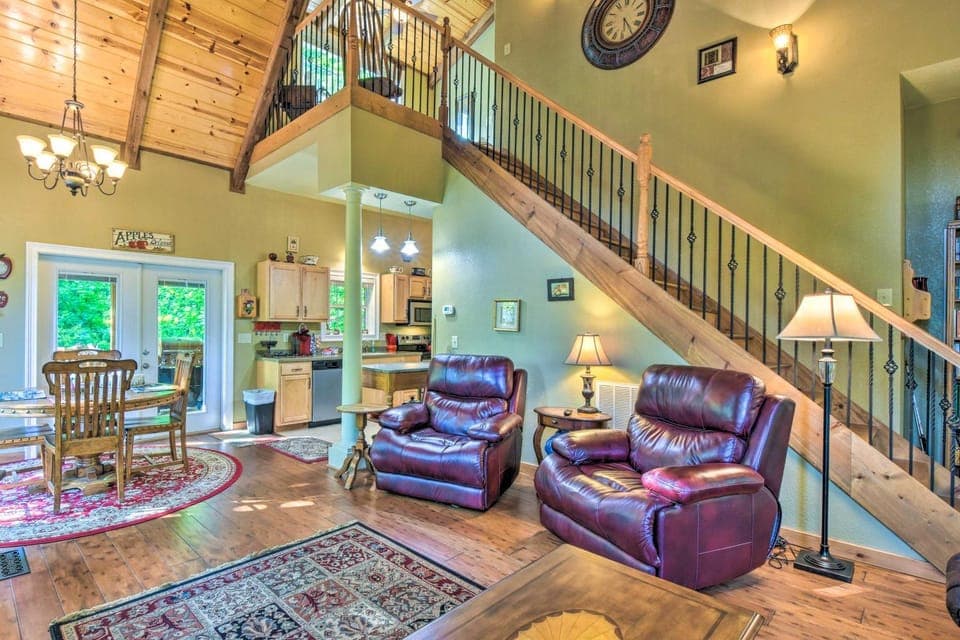 3 Mi to Museums: Smoky Mountains Cabin w/ Deck Cabin in Tennessee