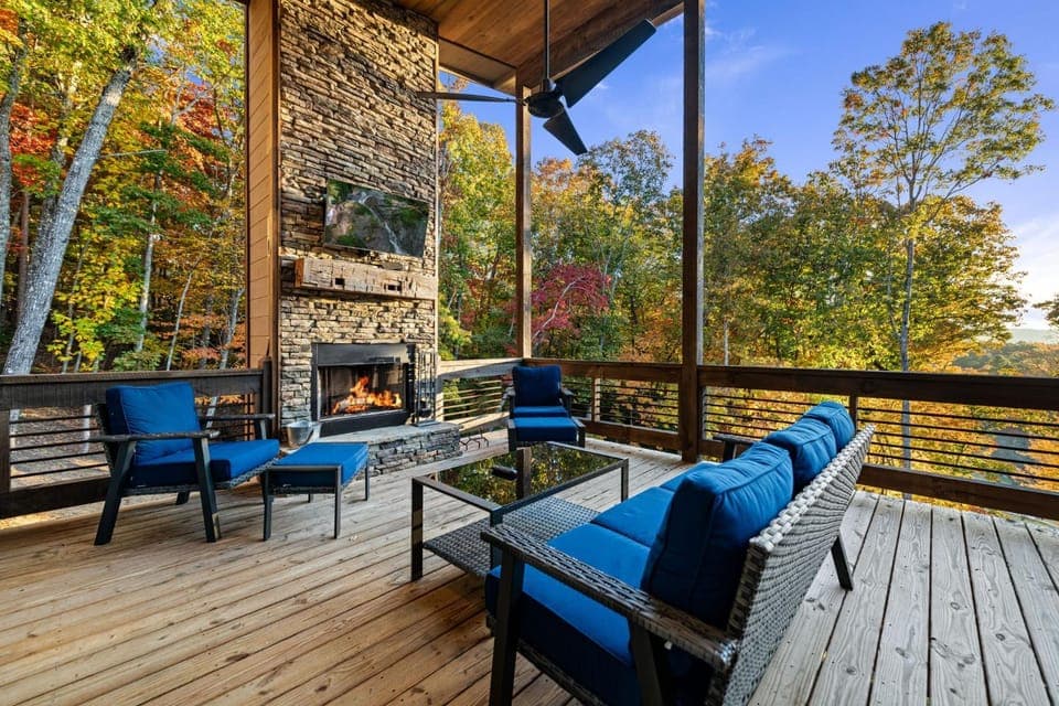 Honeysuckle Chalet - Luxe Mountain Chalet - Hot Tub, Wi-Fi, Pool Table, Party Deck, Fire Pit - 15 mins to Blue Ridge! Chalet in Union County