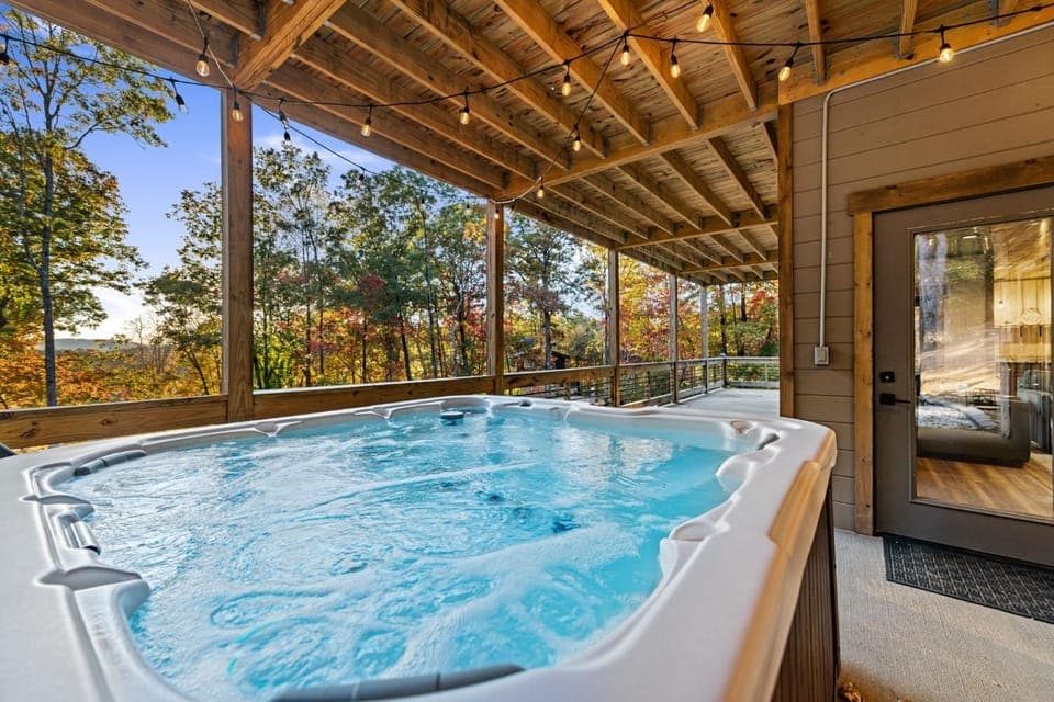 Honeysuckle Chalet - Luxe Mountain Chalet - Hot Tub, Wi-Fi, Pool Table, Party Deck, Fire Pit - 15 mins to Blue Ridge! Chalet in Union County