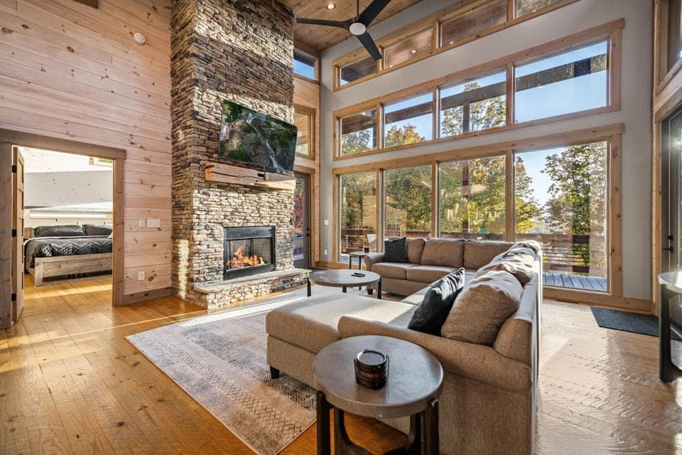 Honeysuckle Chalet - Luxe Mountain Chalet - Hot Tub, Wi-Fi, Pool Table, Party Deck, Fire Pit - 15 mins to Blue Ridge! Chalet in Union County
