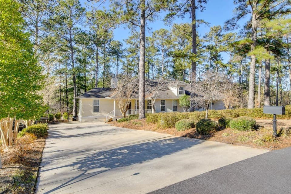Lakefront McCormick Gem: Deck & Golf Course Views House in Clarks Hill Lake