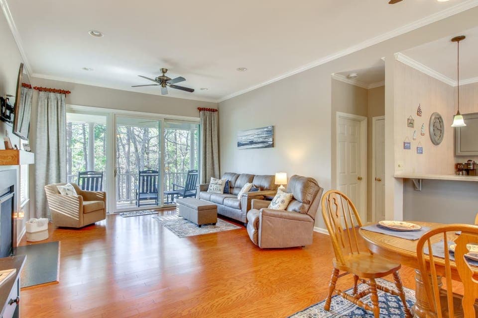 Lakefront McCormick Gem: Deck & Golf Course Views House in Clarks Hill Lake