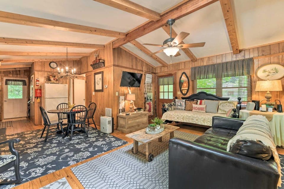 Smoky Mtn Cottage on Creek w/ Lanai & Forest Views House in Tennessee