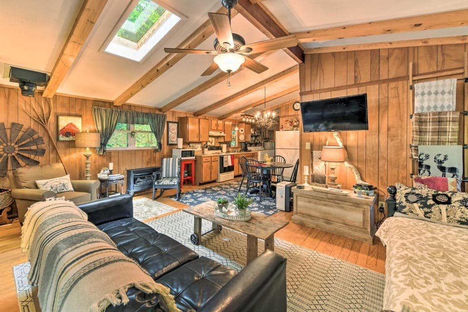 Smoky Mtn Cottage on Creek w/ Lanai & Forest Views House in Tennessee