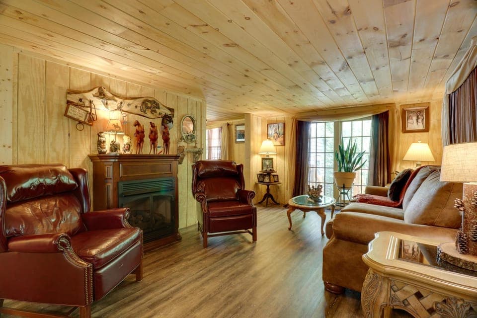Mtn-View Warne Cabin: Hot Tub, Wine Cabinet! Cabin in Tennessee