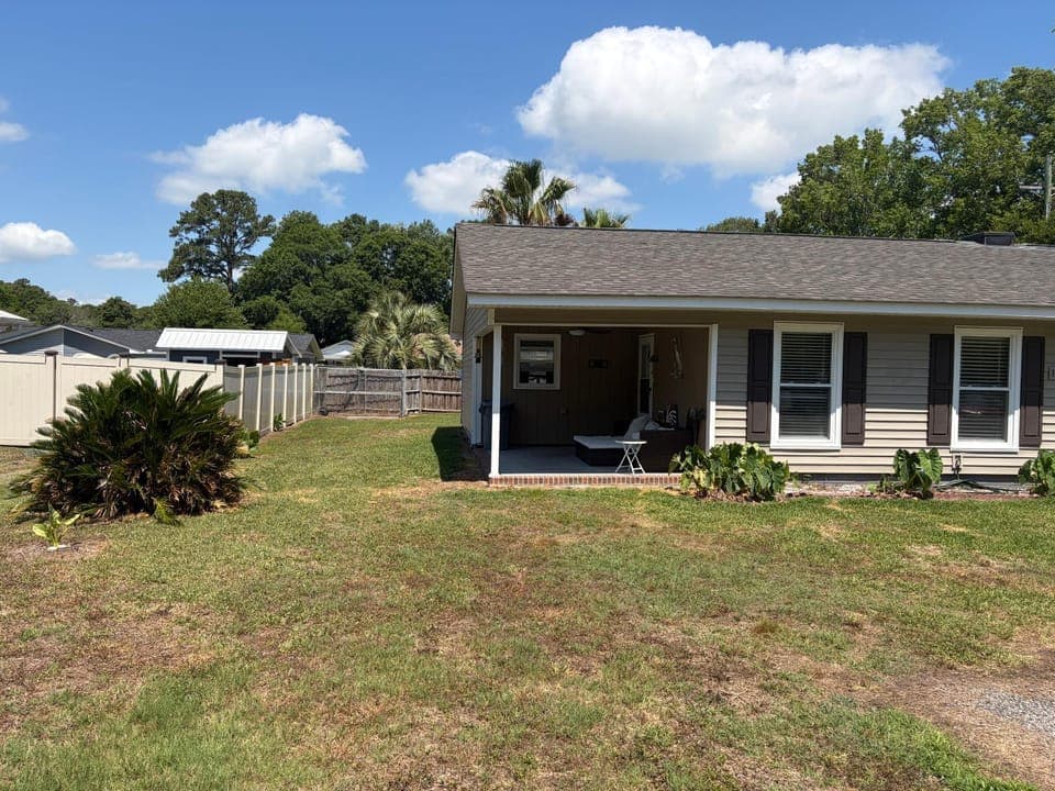 Cheerful two bedroom house 1.5 miles from beach. House in Garden City