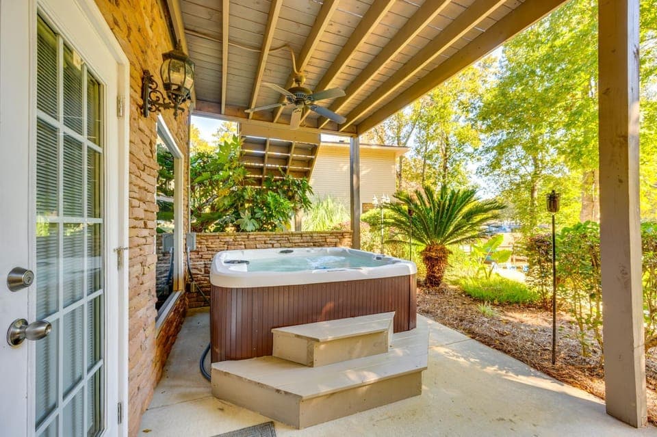 Waterfront Eatonton Escape w/ Private Hot Tub! House in Lake Sinclair