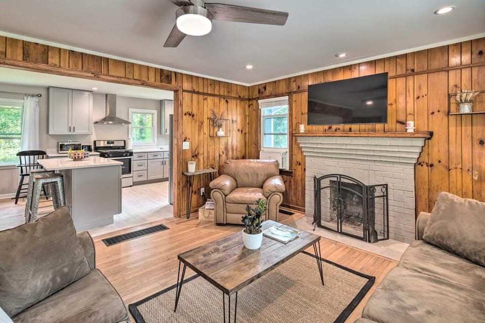 Cozy Arden Cottage, 2 Mi to Lake Julian Park! House in Asheville