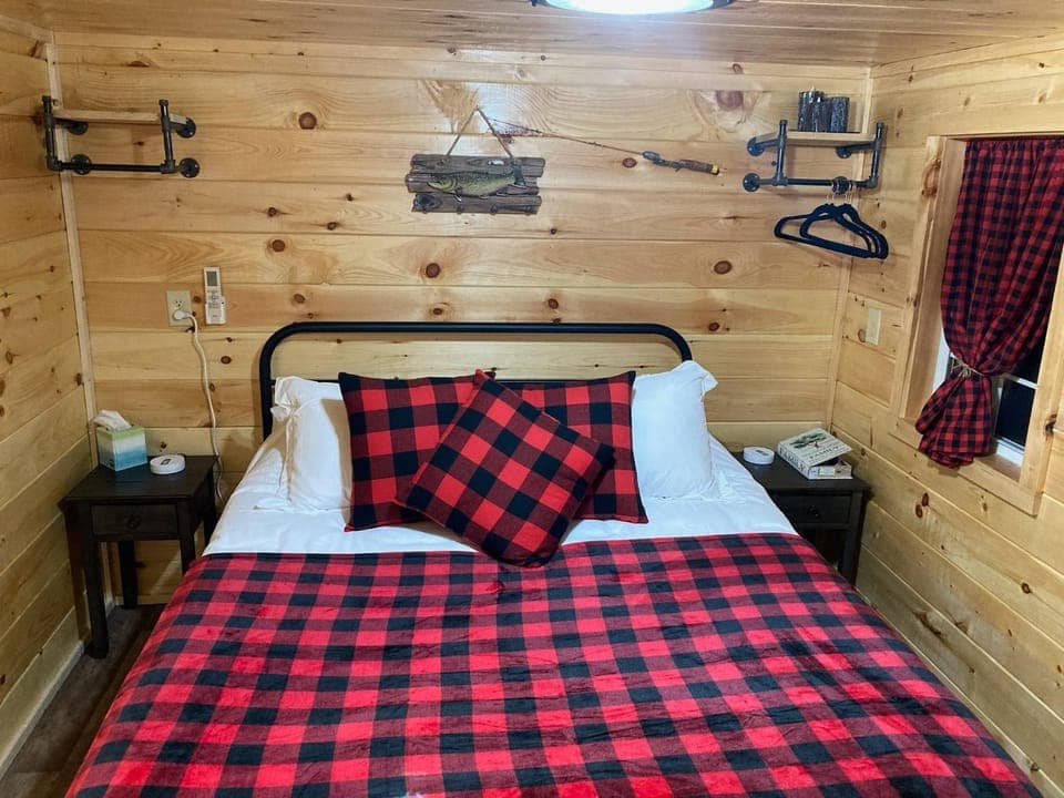 Knotty Pines Cabin near Kentucky Lake, TN Cabin in Tennessee