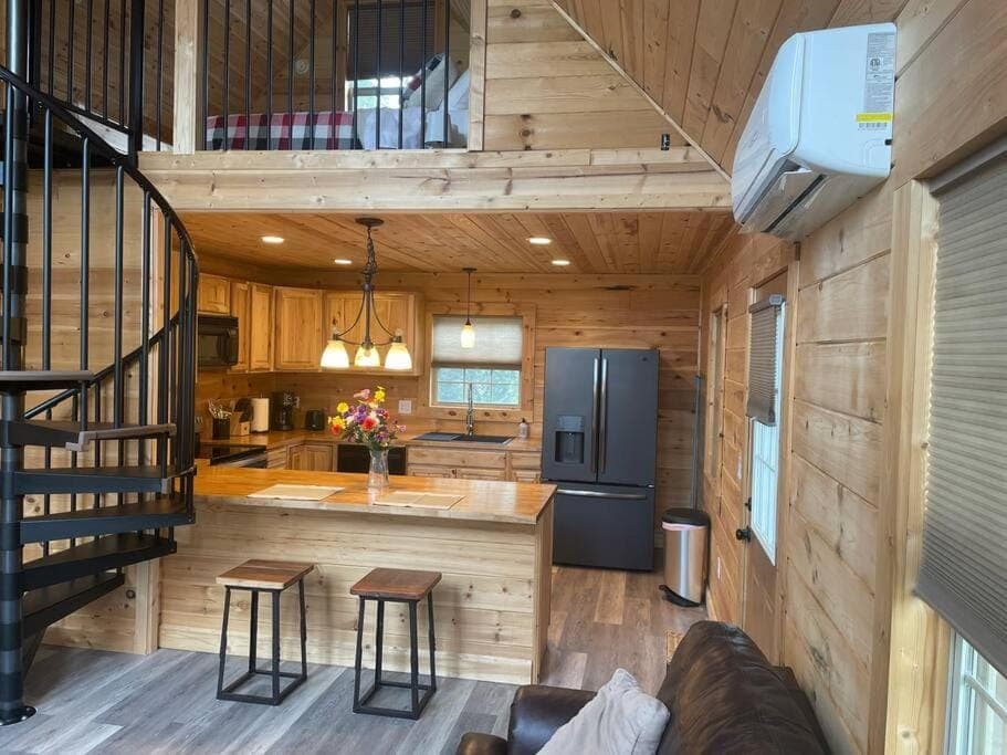 Cozy 1 bedroom cabin in the heart of Jonesborough Cabin in Johnson City