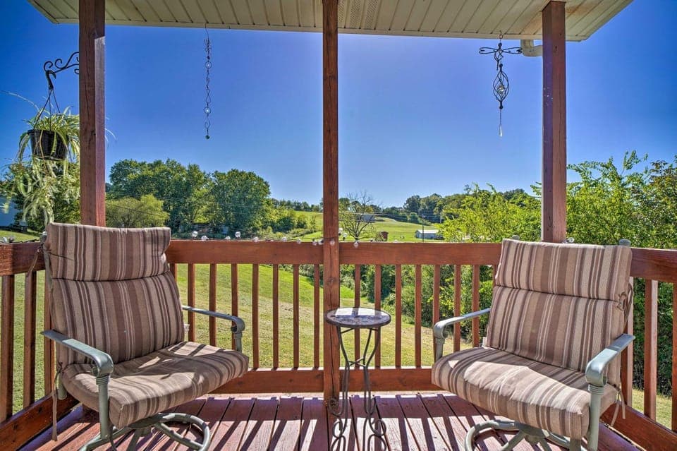 Bring Your Pets! Midway Abode w/ Yard & Fire Pit House in Cherokee Reservoir