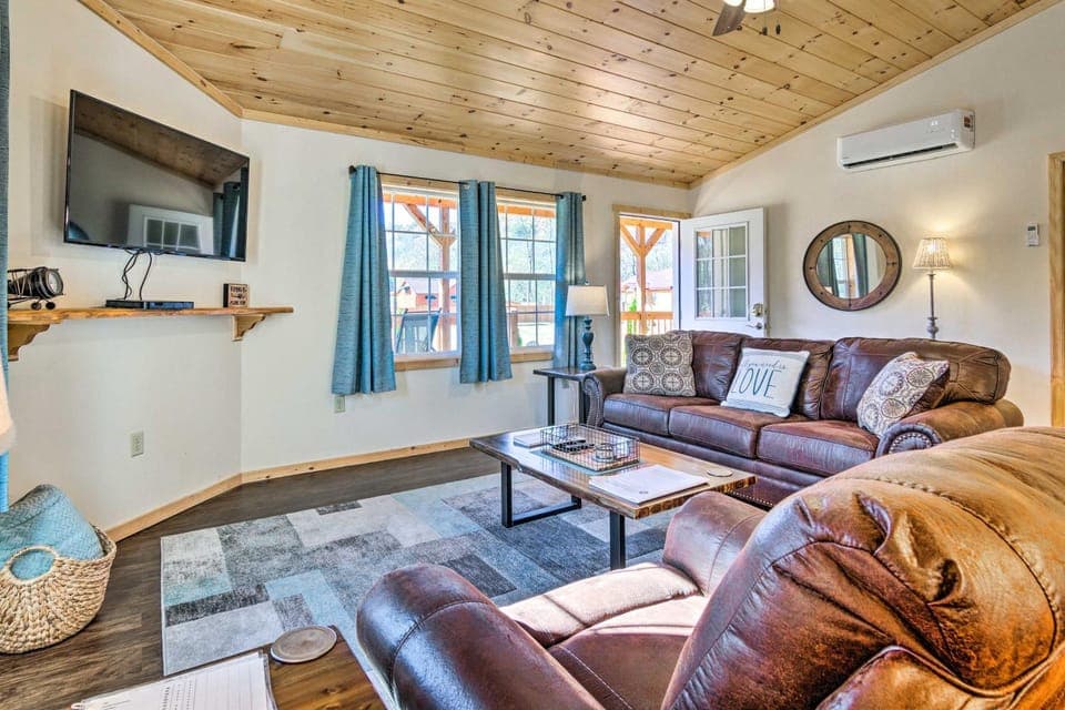 8 Mi to Great Smoky Mtn National Park: Cozy Cabin Cabin in Swain County