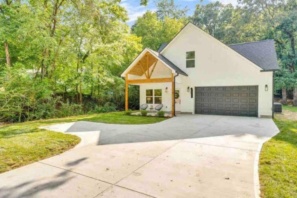 Brand New Luxury home 2022-Hot Tub-Pet Friendly House in Hixson