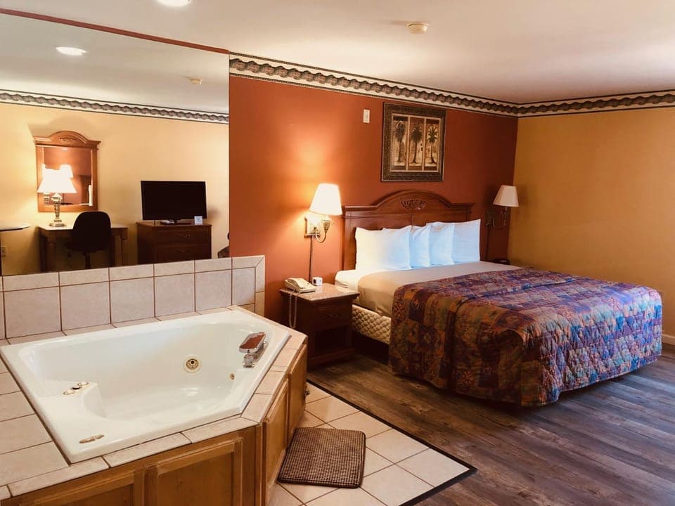 Bed, Hot Tub, Bedroom
