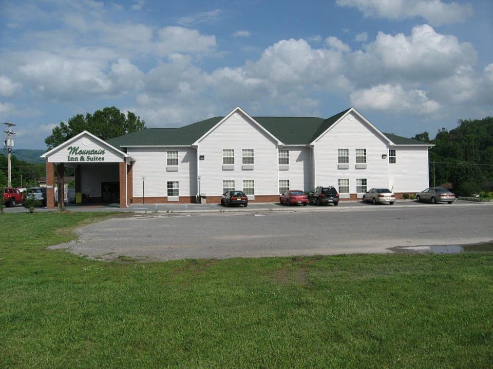 Property building, Day, Lobby or reception, Parking