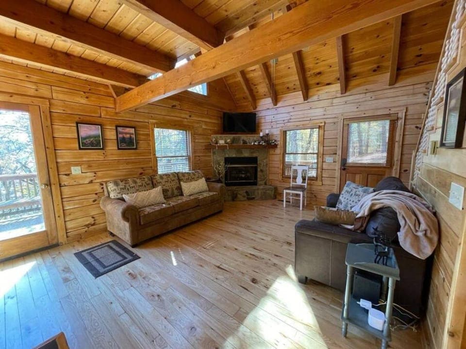 The Mountaineer Cabin Walk to Greenway 5min to ASU Cabin in Boone
