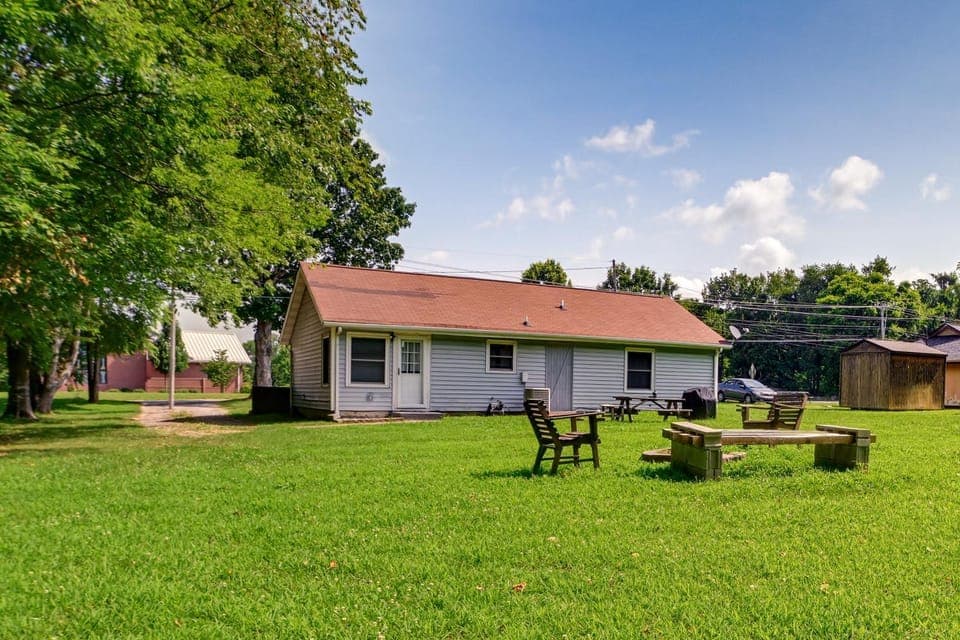 1/2 Mi to Fort Campbell: 'State Line Retreat' House in Clarksville