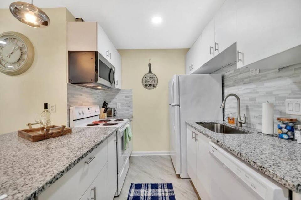 Cozy 2 Bedroom Duplex In Charlotte, Jacuzzi, Sleeps 6 plus 2 House in Pineville