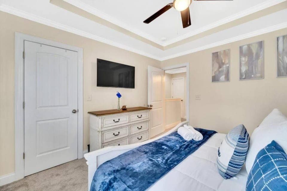 Cozy 2B Townhouse King Bed Free Parking TV in BRs House in Kannapolis