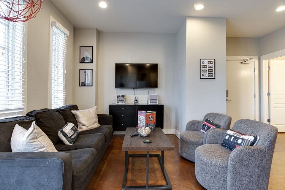 TV and multimedia, Living room, Seating area, Evening entertainment