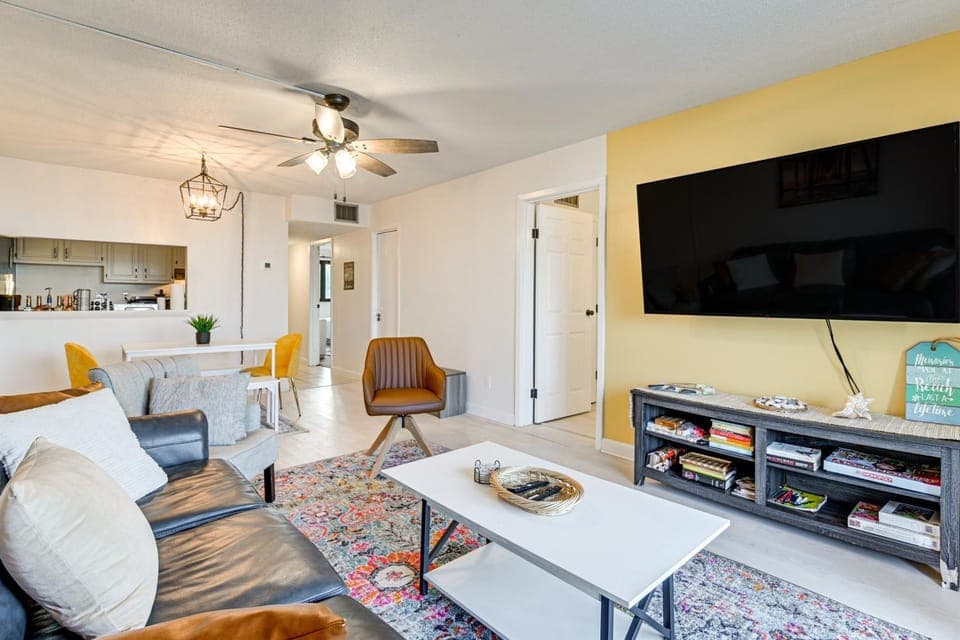 Updated Resort Condo, Walk to Myrtle Beach! House in Myrtle Beach