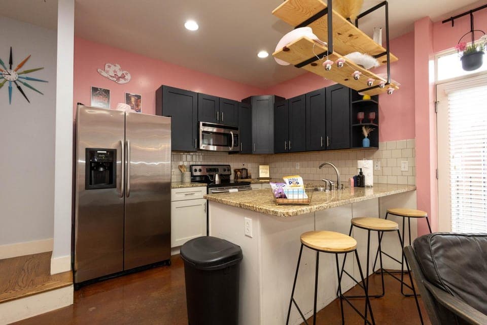 Coffee/tea facilities, Kitchen or kitchenette, Dining area, dishwasher, oven, stove, toaster