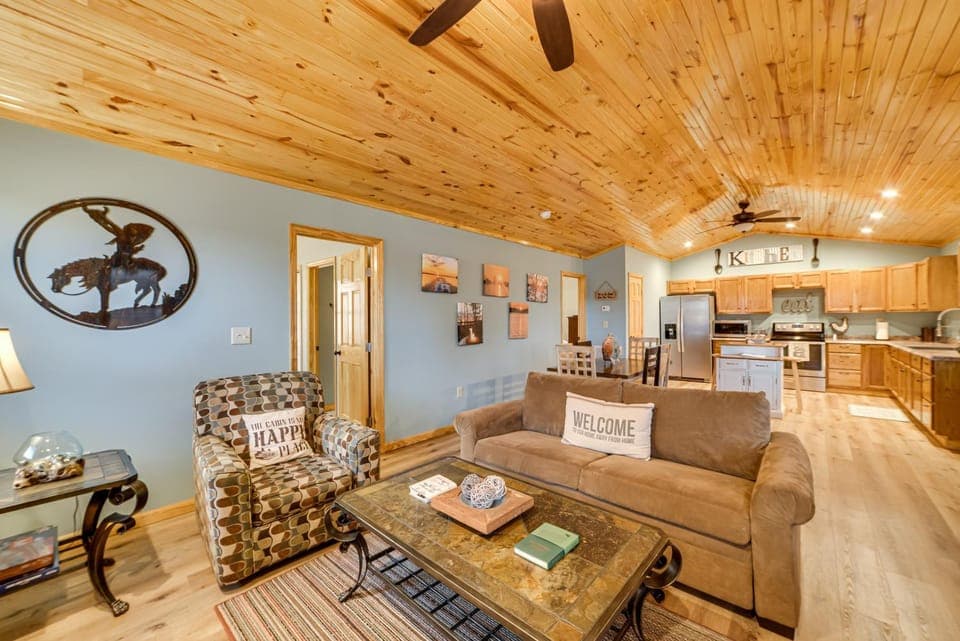 Cozy Waverly Cabin w/ Fireplace & Deck! Cabin in Tennessee