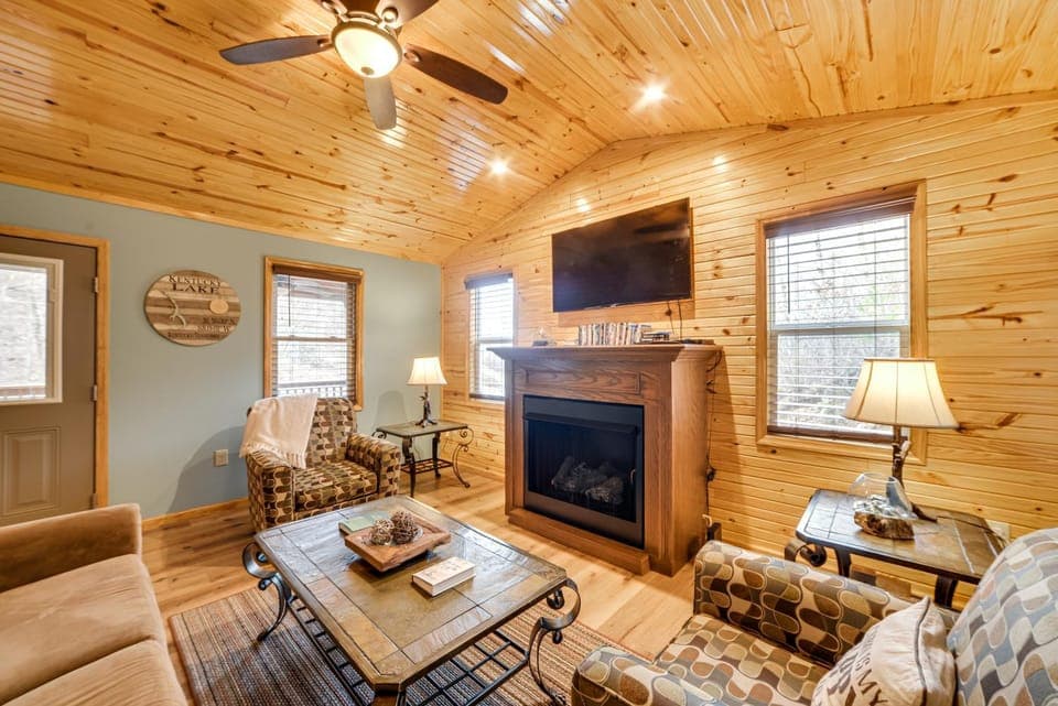 Cozy Waverly Cabin w/ Fireplace & Deck! Cabin in Tennessee