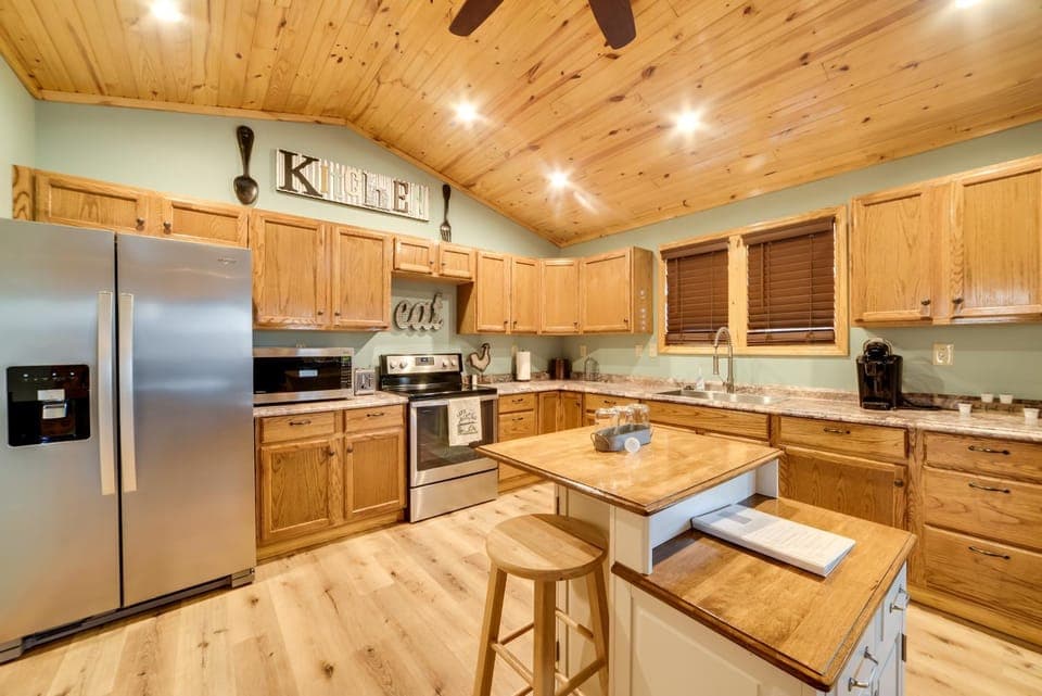 Cozy Waverly Cabin w/ Fireplace & Deck! Cabin in Tennessee