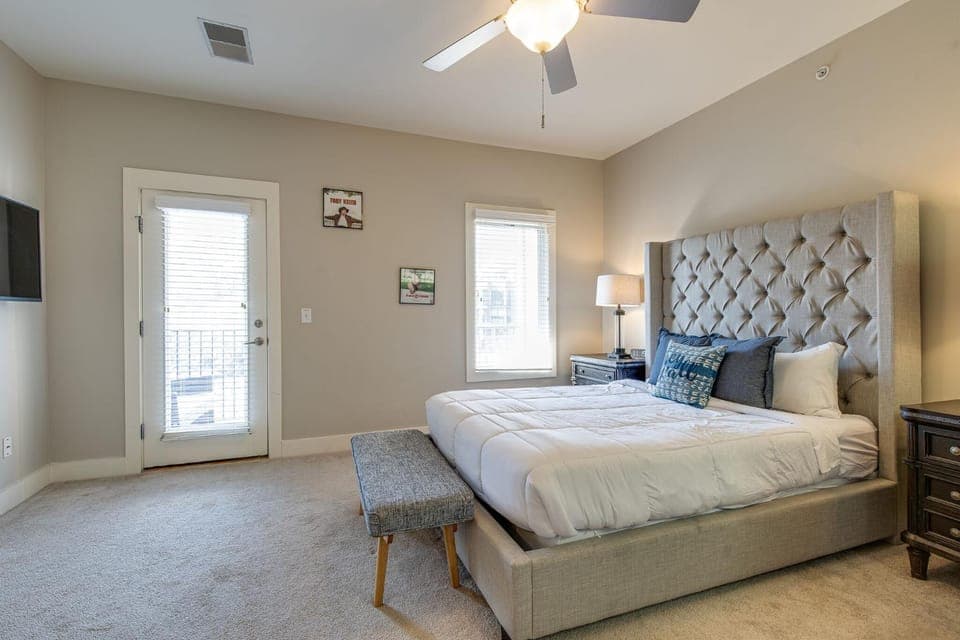 Modern 3-Story West End Condo - Free 2-Car Garage Apartment in Nashville